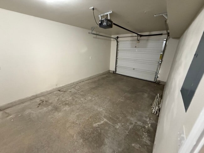 Building Photo - 1/2 Off 2nd Month's Rent