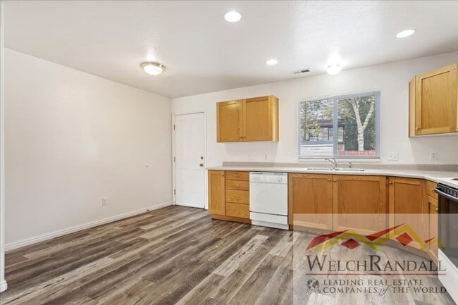 Building Photo - Move-In Ready 3-Bed, 1.5-Bath Townhome in Ogden