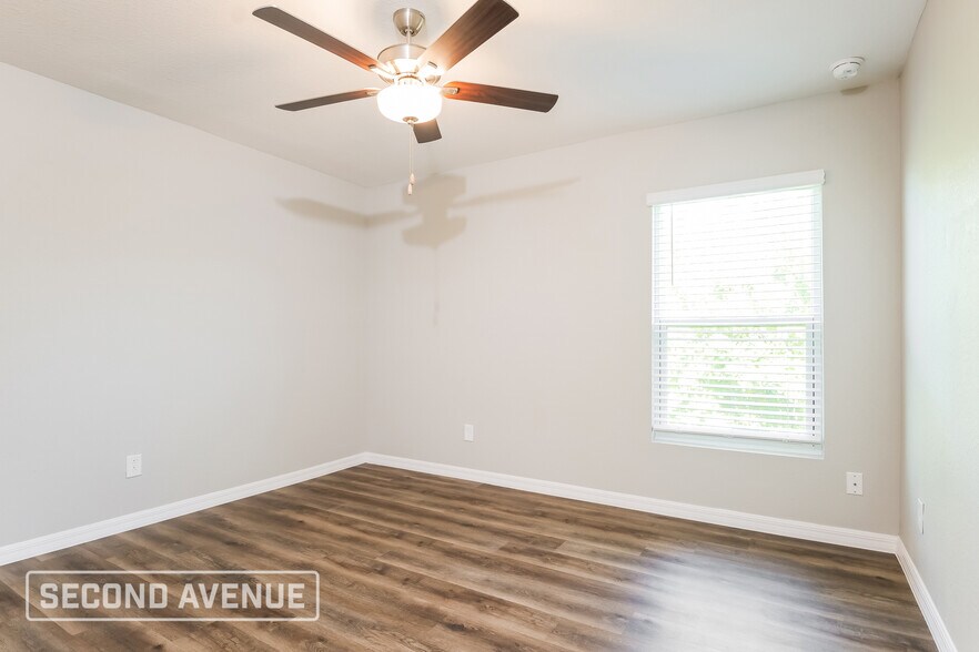 Building Photo - 1423 NE 16th Pl