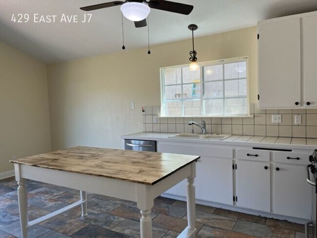 Building Photo - 429 East Ave J7-