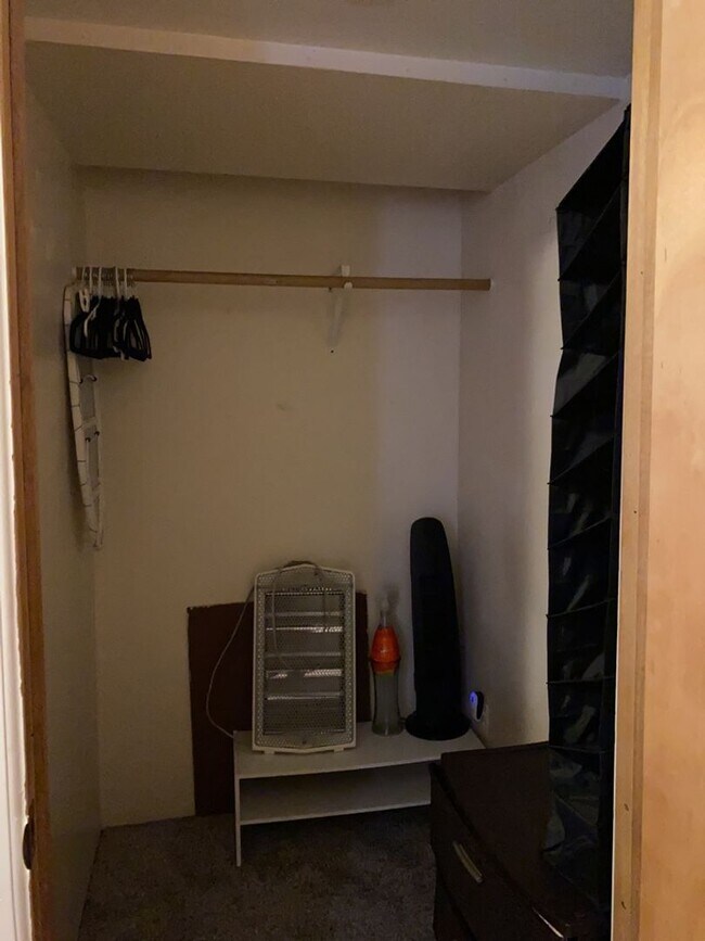 Building Photo - STUDENTS WELCOME! Sprawling 6 Bed / 3 Bath Home Near College and Drake