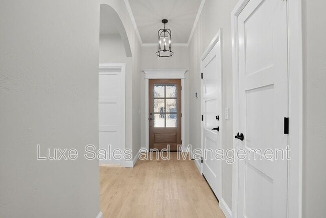 Building Photo - 4200 Abbey Pk Dr