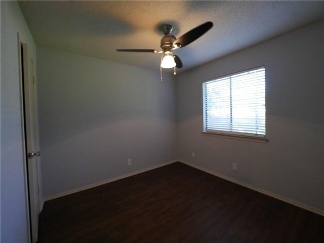 Building Photo - 800 Live Oak Dr