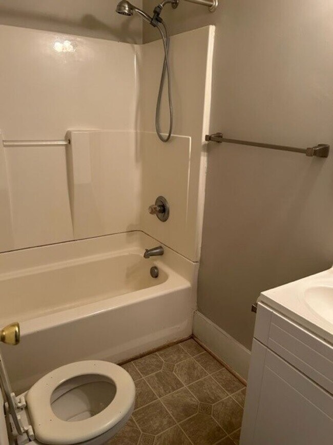 Building Photo - ***4 bedroom, 3 FULL bath Norfolk near ODU and Sentara Norfolk General and NAVSTA.