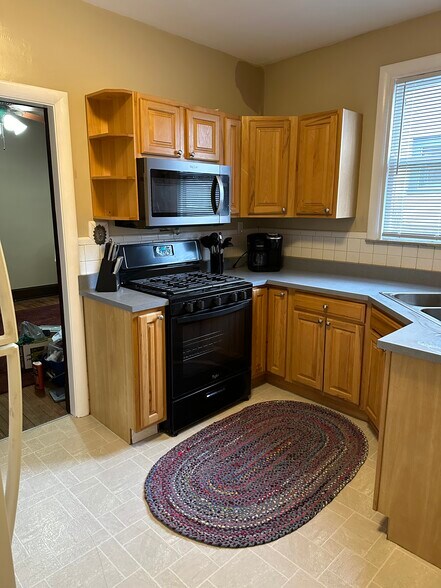 Gas Oven and Microwave - 2533 Valley View Ct