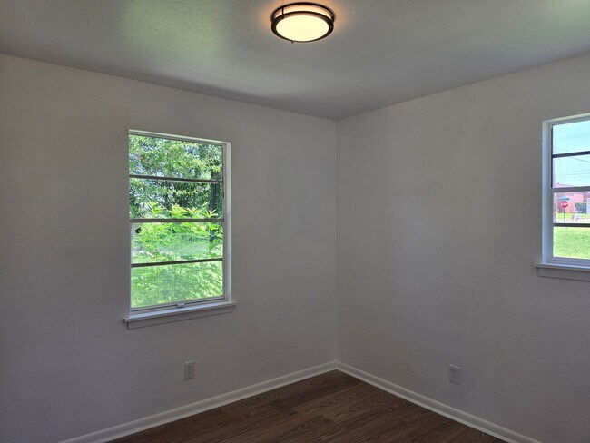 Building Photo - 245 W 71st St