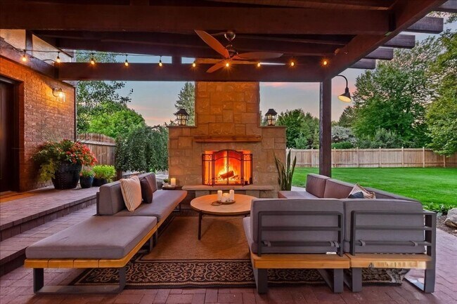 Building Photo - Luxury 5-Bedroom Home with Pool, Hot Tub &...
