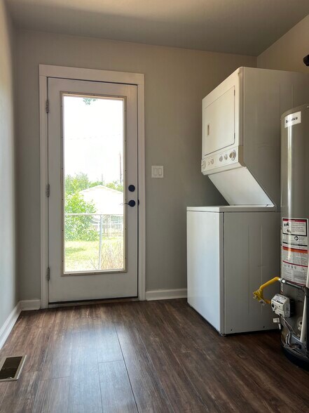 Laundry room - 2106 Mesa Ave