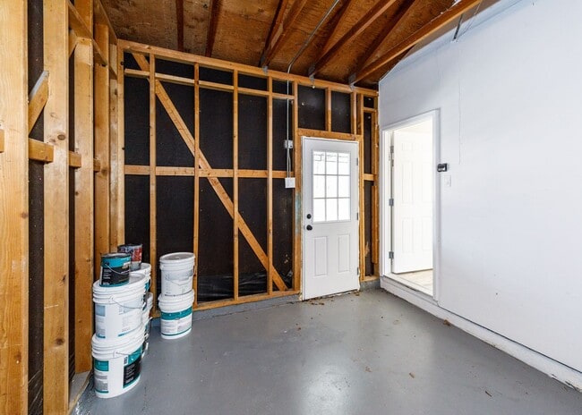 Building Photo - Newly Remodeled 5 Bed Home with Huge Yard