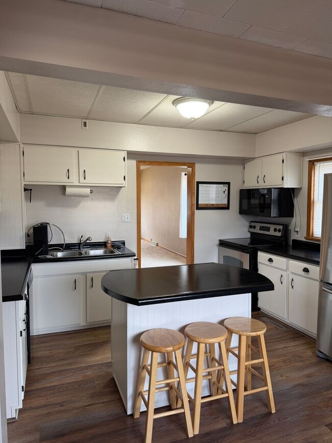 Building Photo - 3 Bed, 2 Bath Home with Garage