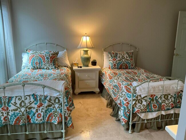 Building Photo - 4559 S Lake Dr