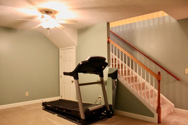 Building Photo - Large Townhome with a garage for rent! Lar...