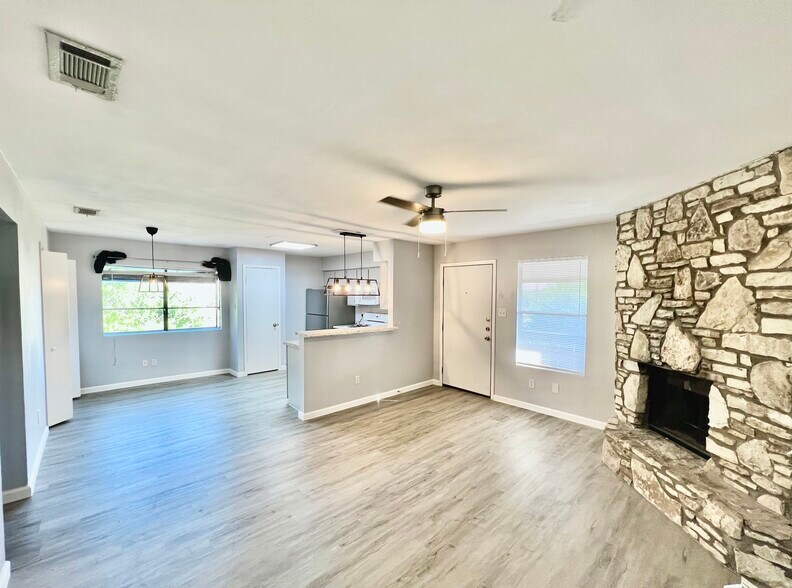 Building Photo - 801 Bracewood Cir