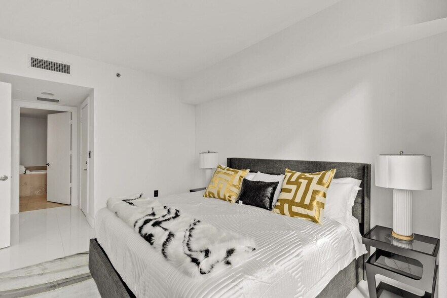 Building Photo - 631 Brickell Ave