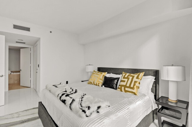 Building Photo - 631 Brickell Ave