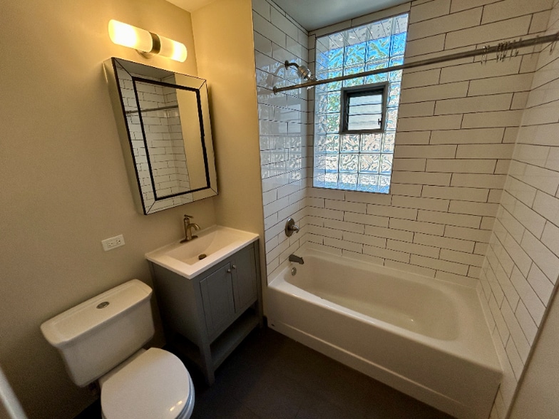 Building Photo - 3400 W Evergreen Ave