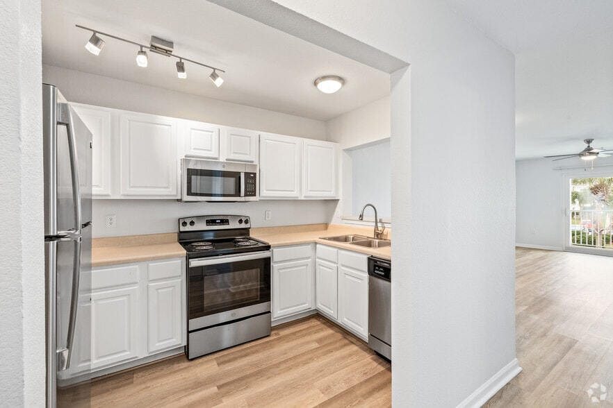 2BR, 2BA - 1,030SF - Kitchen - Cayo Grande Navarre