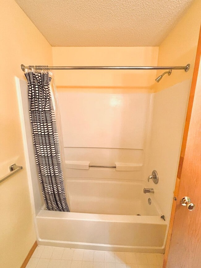 Building Photo - 2 Bedroom Townhome Nestled in The Heart of...