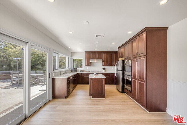 Building Photo - 3970 Ellenita Ave