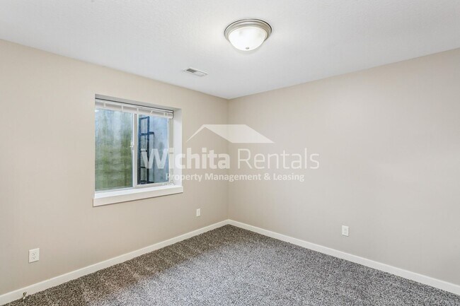 Building Photo - Large 4 bedroom 3 bathroom duplex