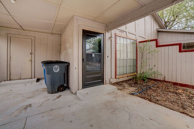 Building Photo - 2 bed/ 1 bath Located Next to Major Highways!