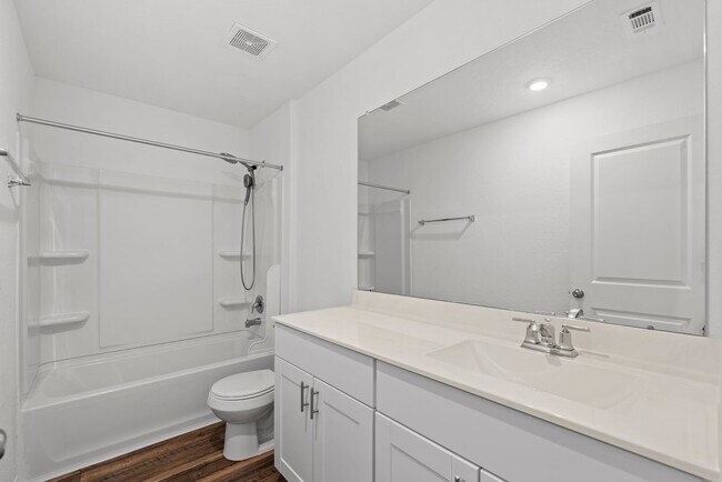 Building Photo - Spacious & Like-New 4-Bedroom Home with Mo...