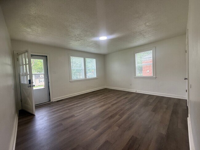 Building Photo - 24-26 Carson Ln Bristol TN 37620