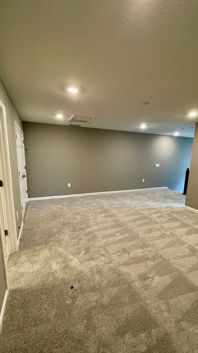 Building Photo - 5011 S Castle Ct