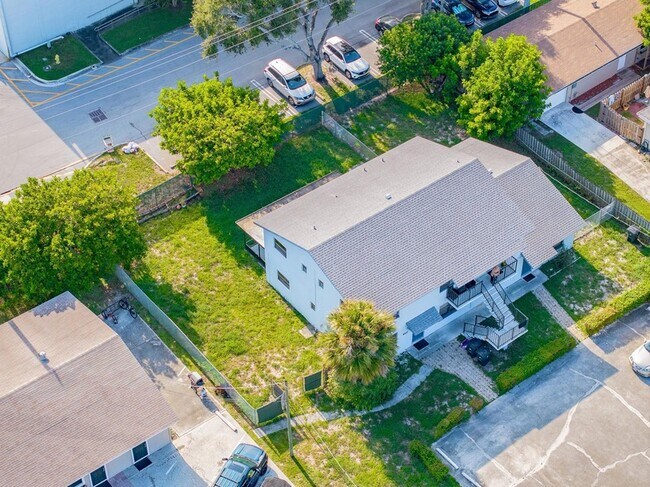 Building Photo - 8507 Sunset Dr