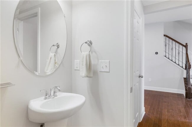 Building Photo - 2541 Sibley Dr