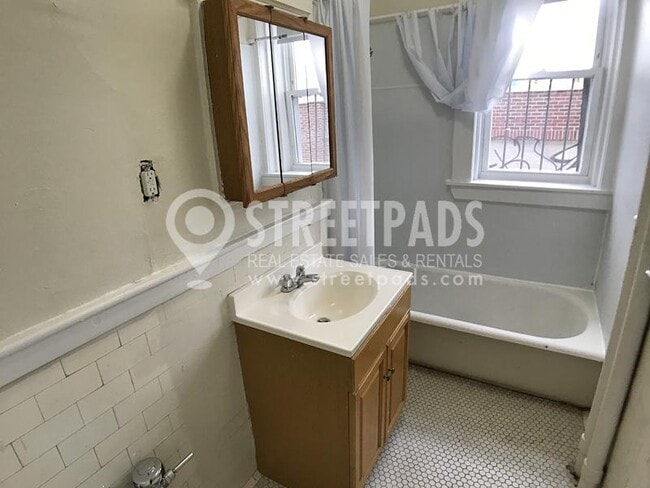 Building Photo - bedroom in Boston MA 02215