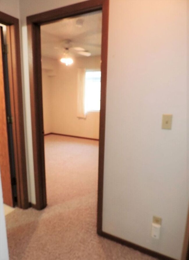 Building Photo - $1,095 | 2 Bedroom, 1 Bathroom 3rd Floor C...