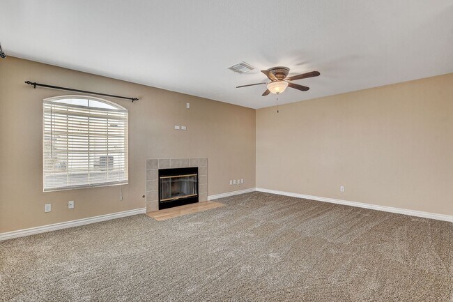Building Photo - Spacious Townhome w/large yard! Near Summe...