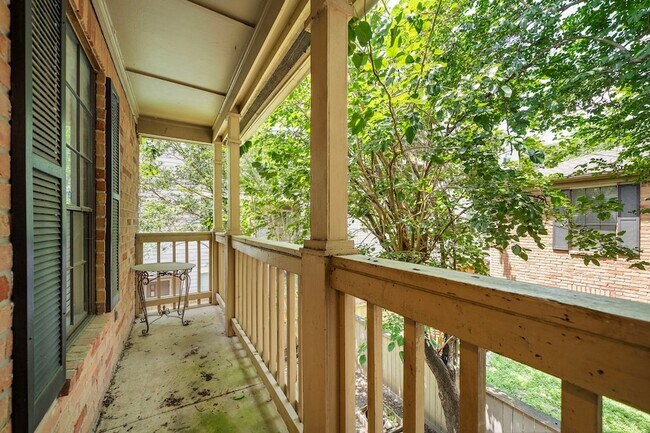 Building Photo - 2255 Braeswood Park Dr