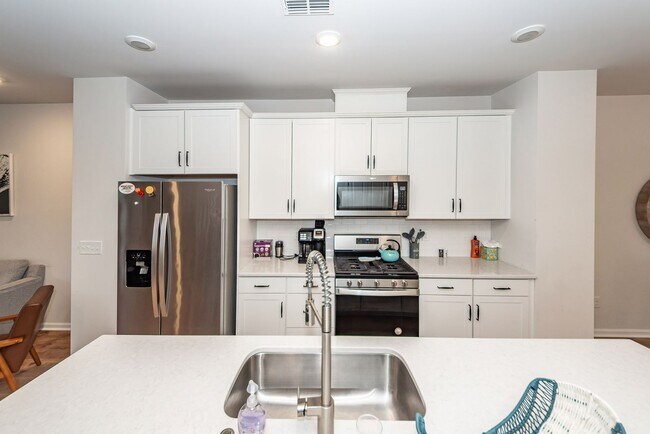 Building Photo - 4 Bedroom, 3.5 Bathroom Townhome in The Marshes at Cooper River - Charleston