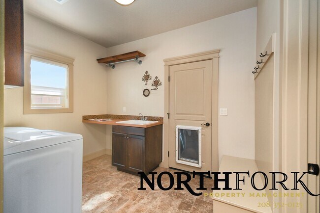 Building Photo - Desirable Star Home Coupled with Convenience