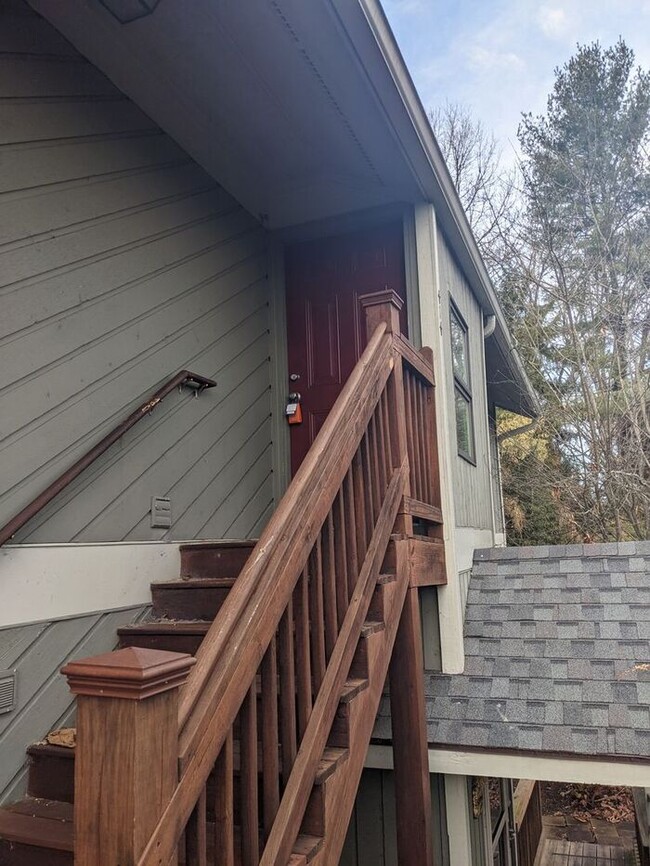 Building Photo - Windswept Condo! Great Asheville Location
