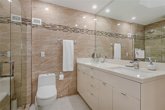 Building Photo - 2301 Collins Ave