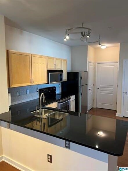 Granite/Stainless - 2020 5th Ave S