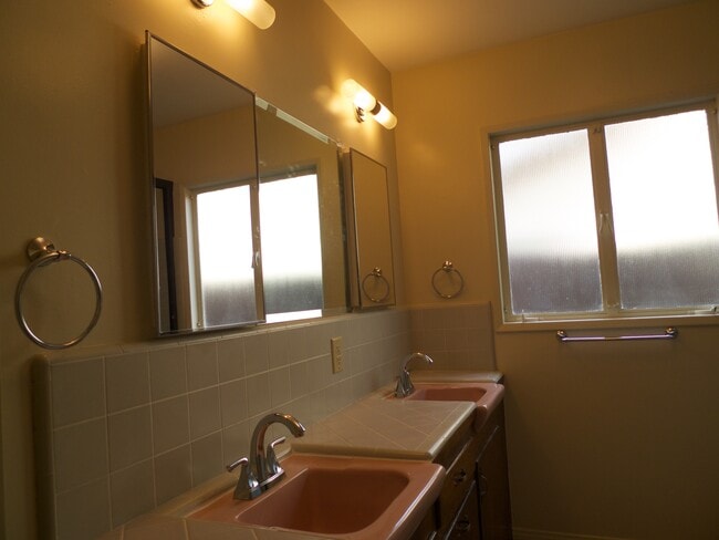 Building Photo - 2290 Canonita Dr