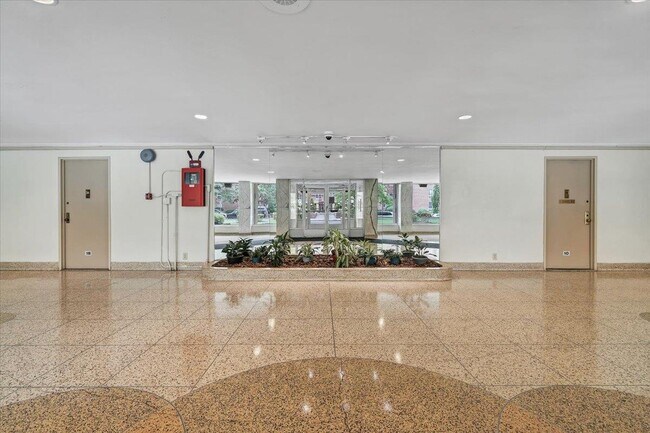 Building Photo - 1 Sadore Ln