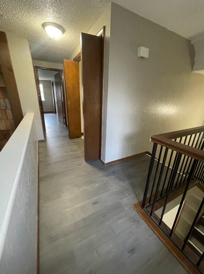 Building Photo - Charming 5 Bedroom House
