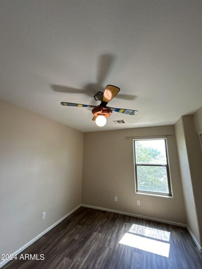 Building Photo - Very Spacious 4 bedroom, 2.5 bath in San Tan Valley