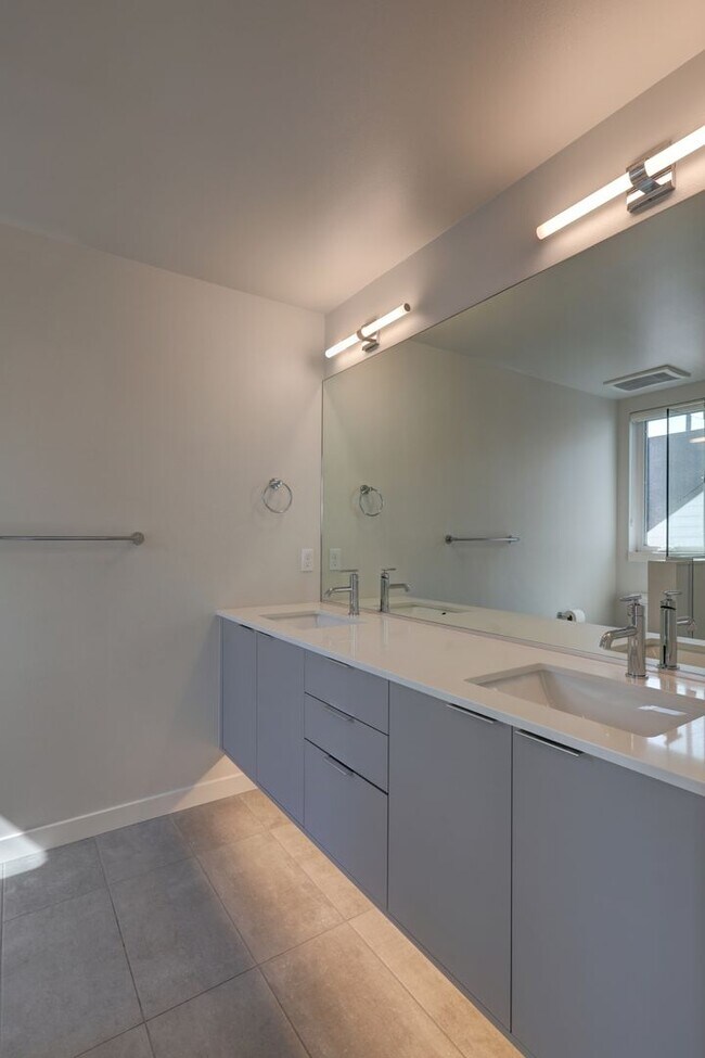 Building Photo - Beautiful 2bd, 2ba Townhome Available in C...