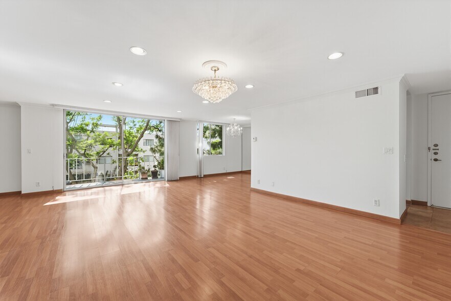 Building Photo - 100 S Doheny Dr