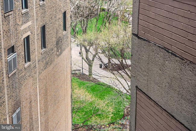 Building Photo - 224 W Rittenhouse Square