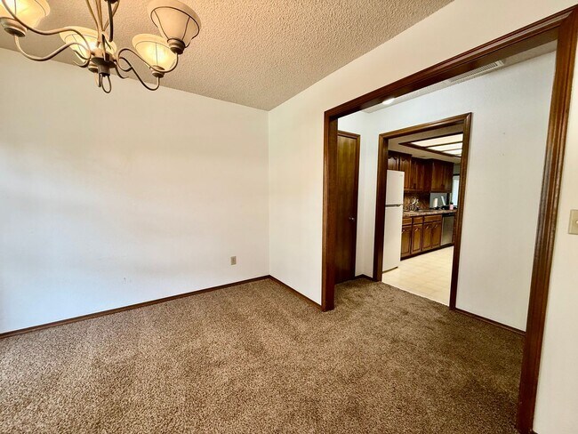 Building Photo - 4BD 2.5 Bath Pet Friendly
