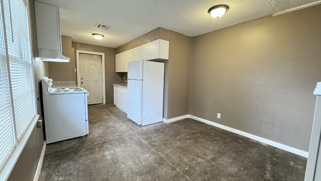 Building Photo - 808 Kyle St