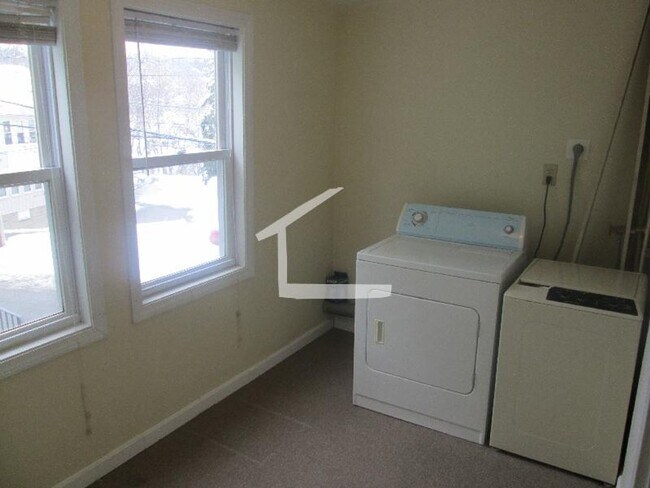 Building Photo - 9/1 No Fee! Spacious 3BR near Oak Sq, BC, w/d in unit!