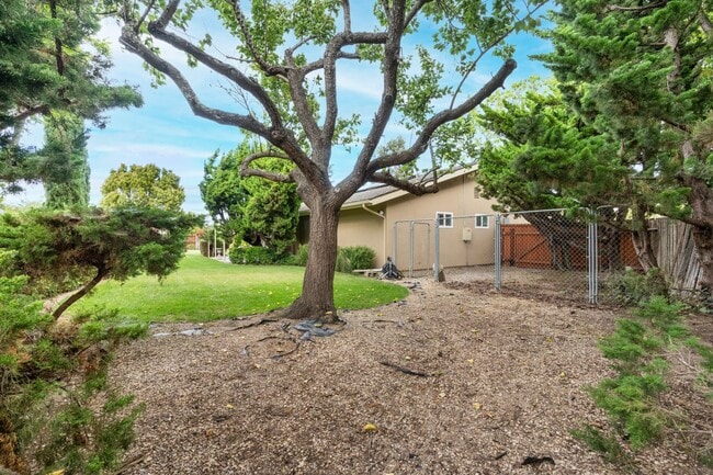 Building Photo - Beautifully Maintained Rental Home with an...